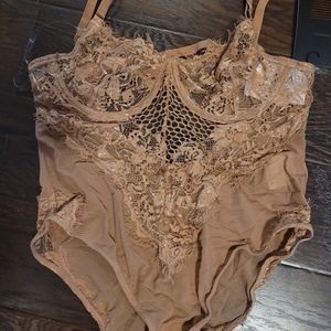 Workhall okakie lace bodysuit